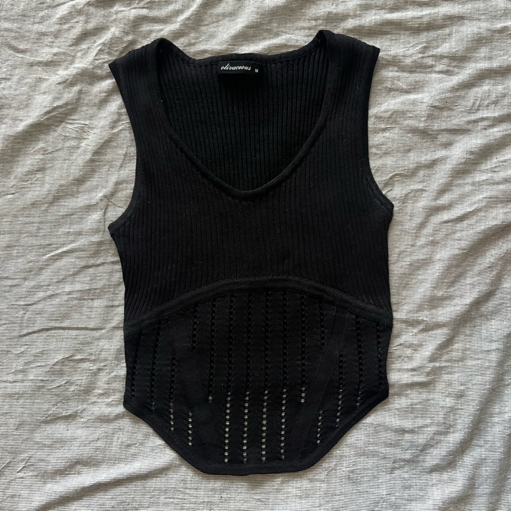 3/$10 🏷️ NEW Crop Top with cut-out details